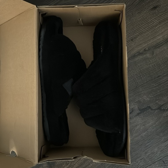 UGG slippers- BLACK - Picture 3 of 4